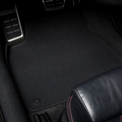 Dywaniki welurowe linia Premium do Seat Arona - 2017-2026 - Klipsy w dywaniku kierowcy i pasażera - Czarne