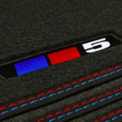Dywaniki welurowe do BMW Serii 5 - 2017-2024 - G30, G31, F90 - 5 Logo