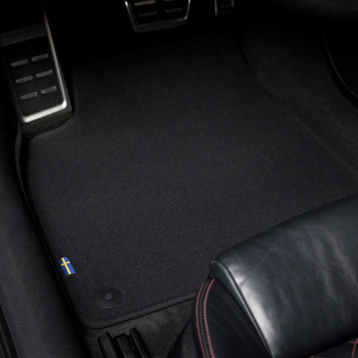 Dywaniki welurowe linia Premium do Volvo XC40 elektryczne 2023-2025 -  Klipsy w dywaniku kierowcy -  metka z flagą Szwe