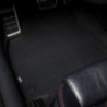 Dywaniki welurowe linia Premium do Volvo XC40 elektryczne 2023-2025 -  Klipsy w dywaniku kierowcy -  metka z flagą Szwe