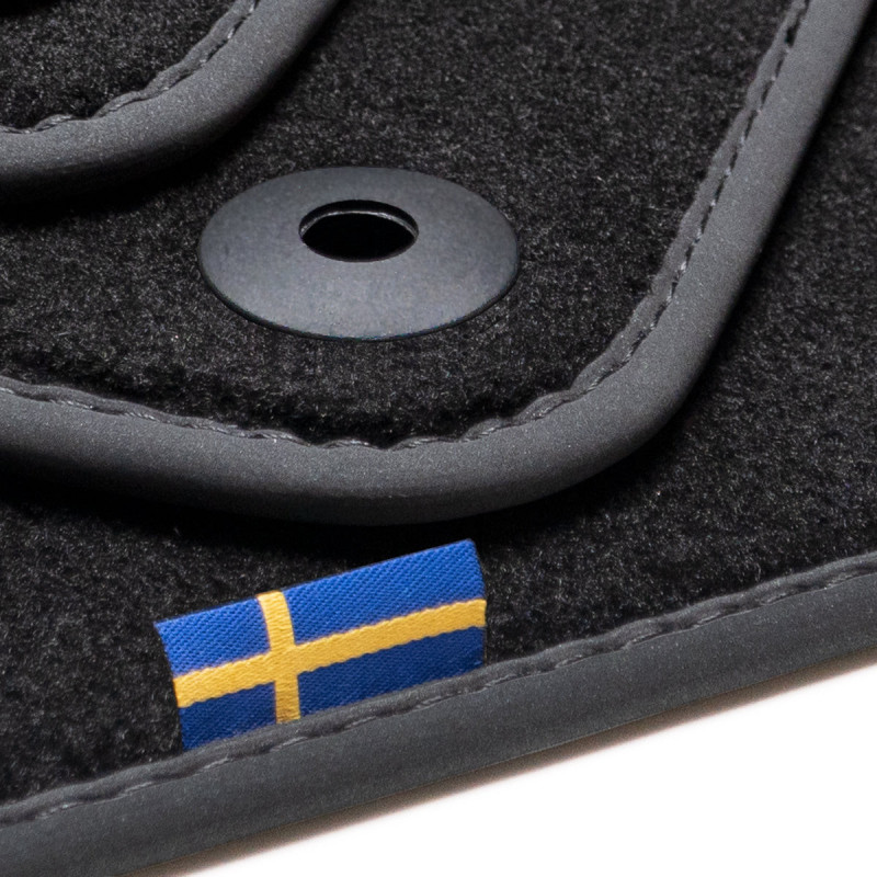 Dywaniki welurowe linia Premium do Volvo XC40 elektryczne 2023-2025 -  Klipsy w dywaniku kierowcy -  metka z flagą Szwe