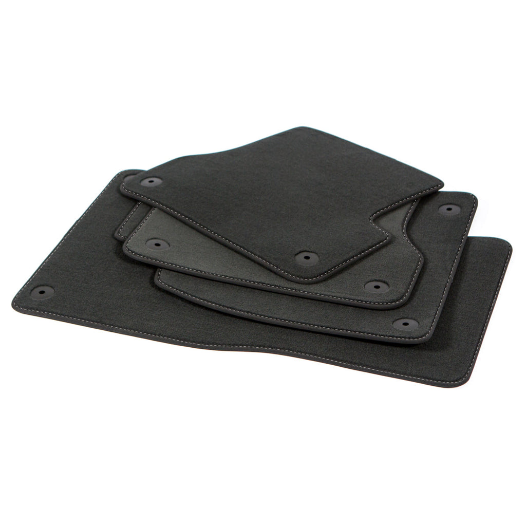 Dywaniki welurowe do Audi A4 & S4 – 2000-2008 – Sedan, Avant B6 & B7 – Srebrne Przeszycia