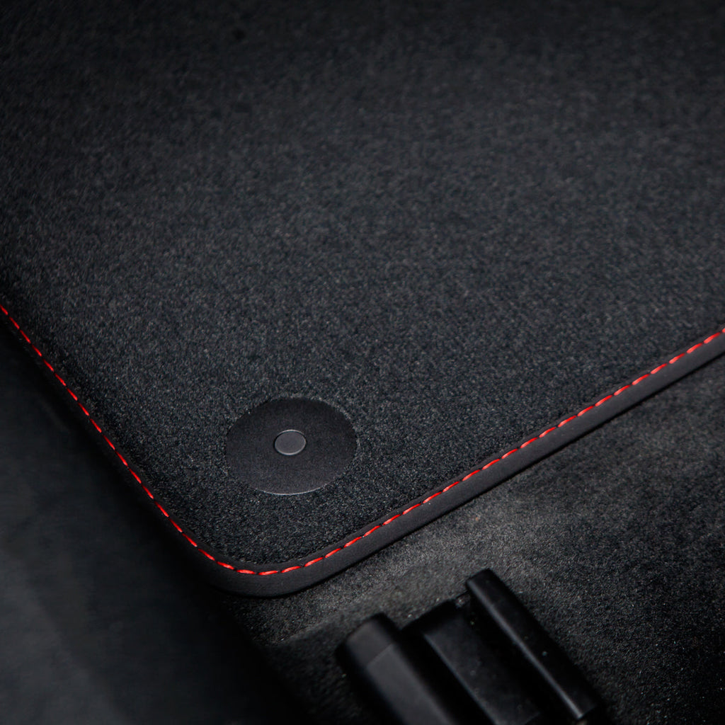 Dywaniki welurowe do Audi A4 & S4 – 2000-2008 – Sedan, Wagon B6 & B7 – Czerwone Przeszycia