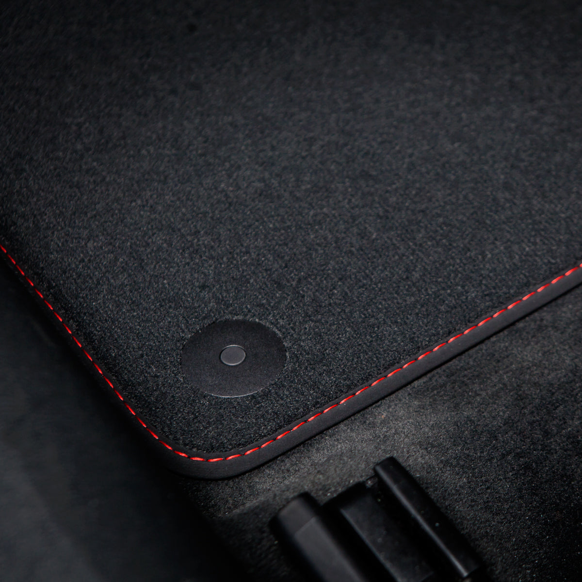 Dywaniki welurowe do Audi A4 & S4 – 2007-2016 – B8 – Czerwone Przeszycia