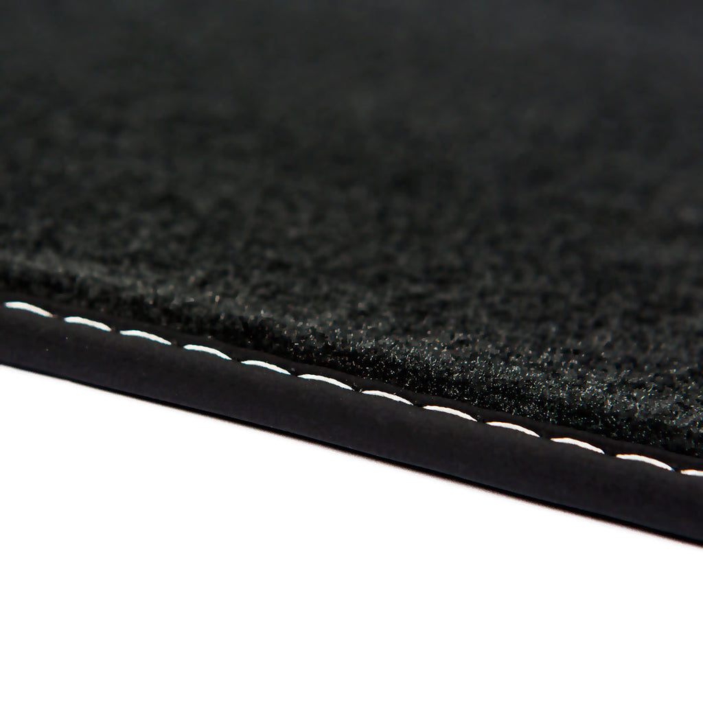 Dywaniki welurowe do Audi A4 & S4 – 2015-2024 – B9 – Srebrne Przeszycia