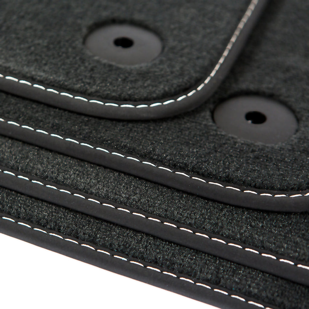 Dywaniki welurowe do Audi A4 & S4 – 2015-2024 – B9 – Srebrne Przeszycia